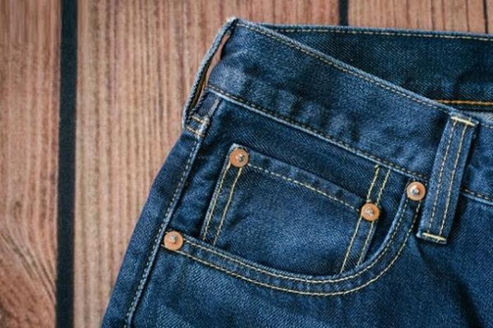 Sự tồn tại của những chiếc đinh giúp quần jeans được chắc chắn hơn, dù bị chà xát.