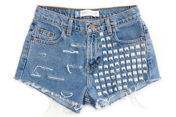 Sự xuất hiện của những chiếc đinh tán chất chơi trên quần short jeans mang đến hơi thở hiện đại và phá cách hơn cho phong cách của người mặc.