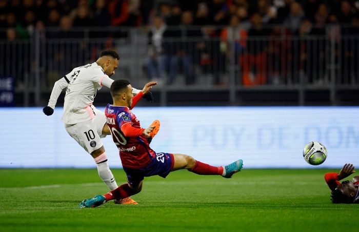  Messi trở thành nhân vật chính của hiệp một. Siêu sao sinh năm 1987 sắm vai nhạc trưởng giúp những đợt tấn công của PSG trở nên trơn tru và đầy đột biến. Chỉ sau 6 phút bóng lăn, đội khách đã có bàn mở tỷ số. Sau nỗ lực tranh chấp của Danilo Pereira, Messi không cần nhìn nhưng vẫn có thể thực hiện đường chuyền chuẩn xác đến vị trí của Neymar. Số 10 không bỏ lỡ để ghi bàn thứ 8 tại Ligue 1 mùa này. 