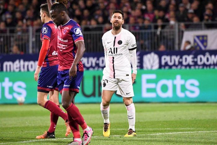  Messi cũng suýt ghi tên lên bảng điện tử trong hiệp một. Phút 14, anh khiến hàng thủ đội chủ nhà bất ngờ với một pha dứt điểm bằng lòng trong chân phải. Tuy nhiên, thủ môn Arthur Desmas đã kịp bay người cứu thua. 