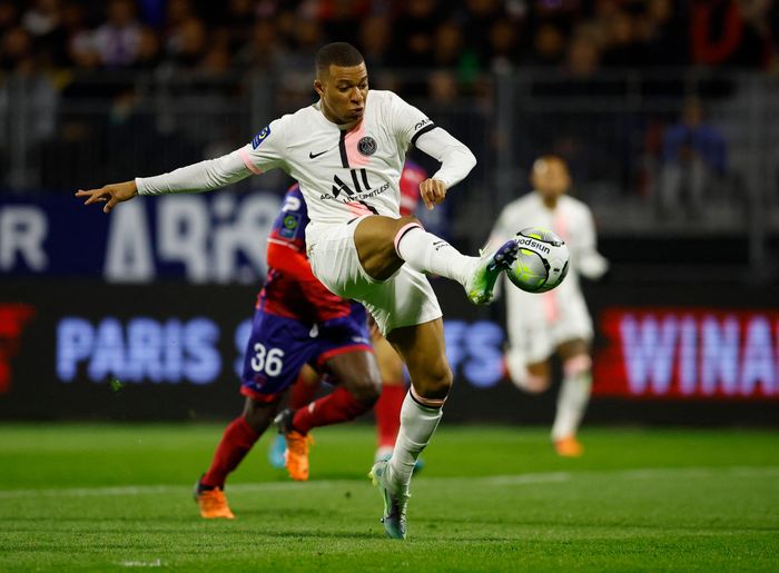  Phút 19, PSG nhân đôi cách biệt bằng pha phối hợp ăn ý giữa bộ ba hàng công. Bóng lần lượt qua chân Neymar, Messi rồi được Mbappe đưa vào lưới bằng một pha dứt điểm tinh tế. 