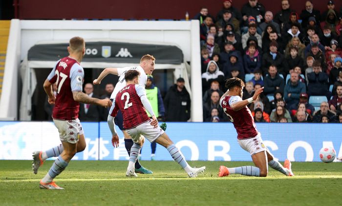  Aston Villa có thể tấn công bao nhiêu tùy thích nhưng Spurs chỉ cần một khoảng trống để tạo sự khác biệt. Harry Kane không trực tiếp ghi bàn nhưng anh vẫn đóng vai trò quan trọng trong lối chơi của "Gà trống". Phút 50, tiền đạo sinh năm 1993 làm tường để Dejan Kulusevski sút chéo góc, nhân đôi cách biệt. 