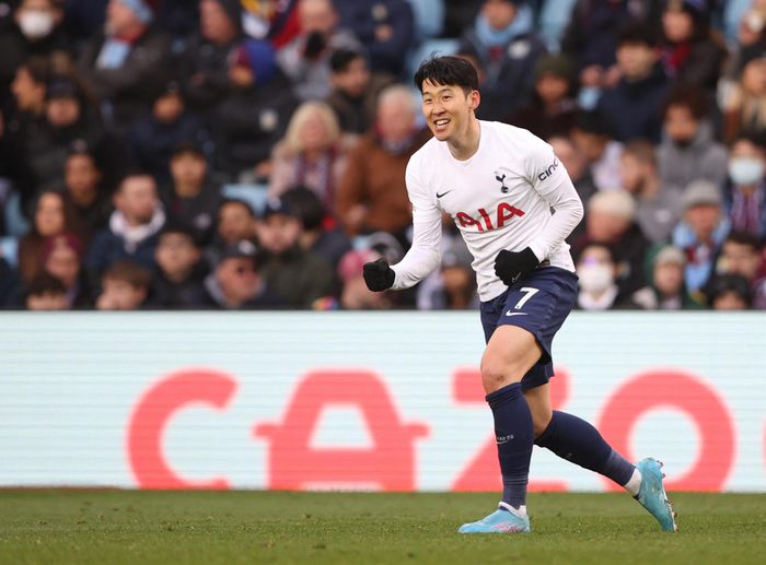  Phút 71, Son khép lại ngày thi đấu thăng hoa của cá nhân anh và Tottenham bằng việc hoàn tất cú hat-trick sau đường kiến tạo từ đáy biên của Kulusevski. Nếu không tính những bàn từ chấm penalty, Son đã ghi nhiều bàn hơn Mohamed Salah (17 so với 15 bàn). Trận đấu trên sân Villa Park khép lại với chiến thắng 4-0 dành cho đại diện thành London. 