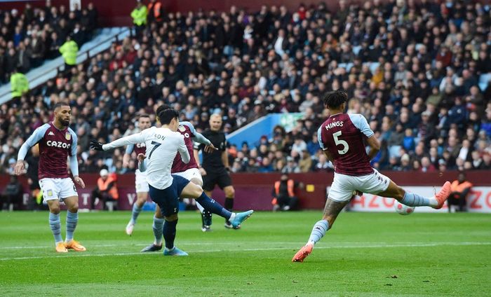  Tottenham nhập cuộc đầy chủ động và chỉ cần đợt tấn công đầu tiên từ đầu trận để mở tỷ số. Cú sút của Kane đưa bóng chạm người Matty Cash rồi nảy ra đúng vị trí của Son. Số 7 xoay người, dứt điểm quyết đoán từ sát vạch 16,5 m, hạ gục thủ môn Emiliano Martinez. 