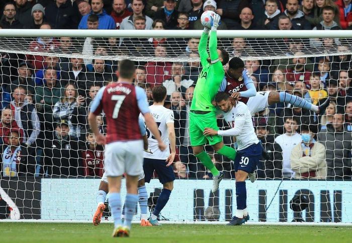  Hiệp một là màn trình diễn của riêng Hugo Lloris. Thủ quân tuyển quốc gia Pháp từ chối mọi nỗ lực dứt điểm trúng đích của Aston Villa (7 lần), nổi bật là hai pha bay người để cản cú sút xa của John McGinn ở phút 19 và cú đá phạt táo bạo từ cánh trái của Philippe Coutinho ở những phút cuối hiệp một. Kể từ khi Opta bắt đầu thu thập dữ liệu từ mùa 2006/07, không thủ môn nào của Spurs có thống kê tốt hơn Lloris. 