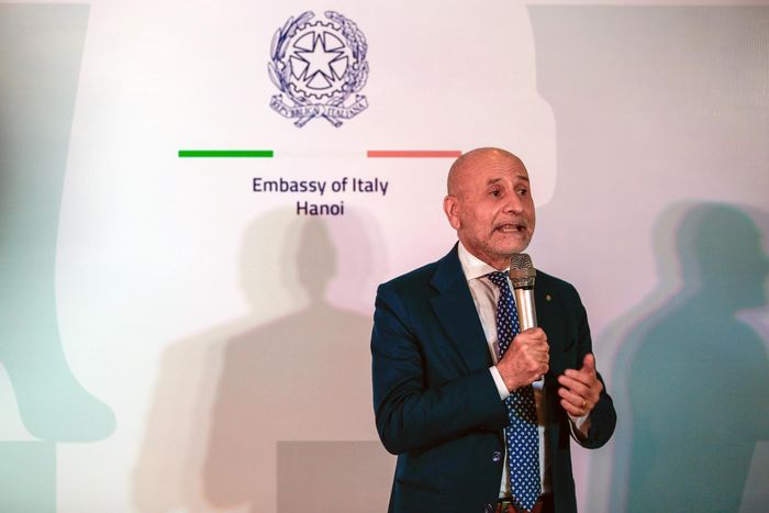  Ông Antonio Alessandro (Đại sứ quán Italy tại Việt Nam) phát biểu tại buổi khai mạc: “12 chiếc giày gốm là những tài sản vô giá của nghệ thuật đương đại Việt Nam và lấy cảm hứng từ thời trang Italy. Tôi tin rằng đây cùng là bộ sưu tập được lấy từ hình dáng của Italy vì Italy được mệnh danh 'đất nước hình chiếc ủng'. Đó là sự giao thoa giữa phong cách lịch lãm của thời trang Italy và sự tinh xảo của nghệ thuật thủ công Việt Nam, đồng thời bắt nguồn từ truyền thống, di sản văn hóa hai quốc gia”. 