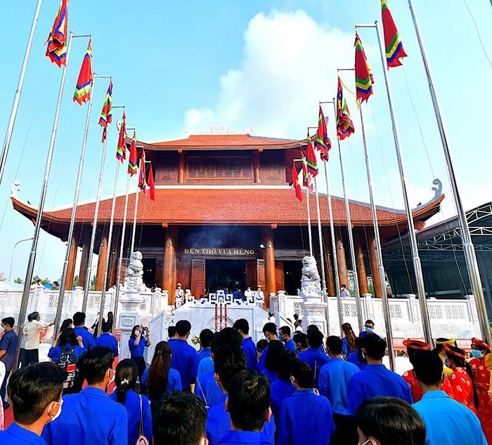 Đông đảo các tầng lớp Nhân dân trong tỉnh nô nức đến viếng Vua Hùng nhân ngày giỗ Tổ. 