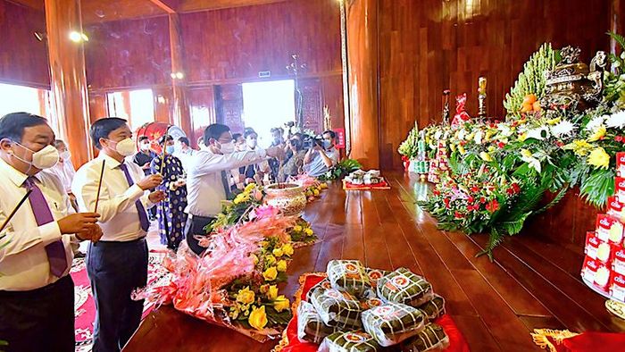 Lãnh đạo tỉnh Cà Mau thành kính dâng hương tại đền thờ Vua Hùng vào sáng 10/4. 