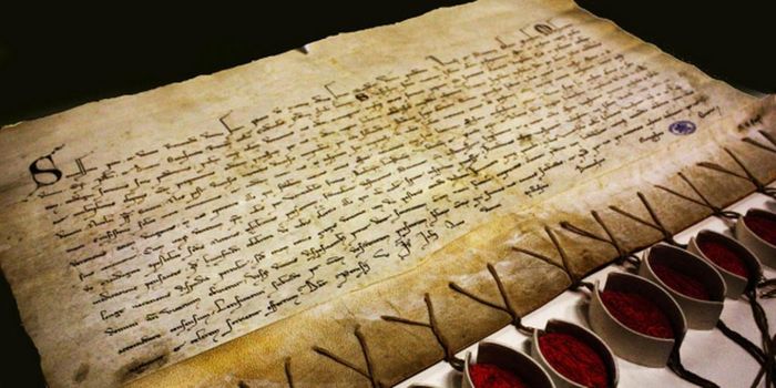 Phòng lưu trữ hồ sơ cơ mật của Vatican là một cấm địa nổi tiếng thế giới khi rất ít người có thể tiếp cận. Theo một số nguồn tin, bên trong căn phòng nàu lưu giữ nhiều sách, tư liệu quý hiếm có niên đại hàng trăm tuổi.