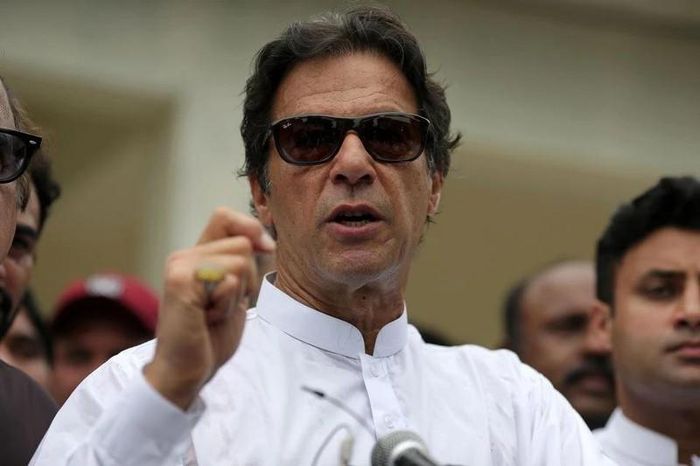 Chính trị gia trở thành ngôi sao cricket Imran Khan, Chủ tịch Pakistan Tehreek-e-Insaf (PTI), nói chuyện với các thành viên của giới truyền thông sau khi bỏ phiếu tại một điểm bỏ phiếu trong cuộc tổng tuyển cử ở Islamabad, Pakistan, ngày 25/7/2018. Ảnh: Reuters