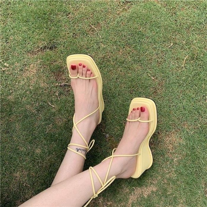 Dáng đế cong tròn của mũi giày giúp tăng mềm mại, uyển chuyển, còn phần đệm dày mang đến khả năng khéo léo “hack” chiều cao, giúp bạn tự tin sải bước.