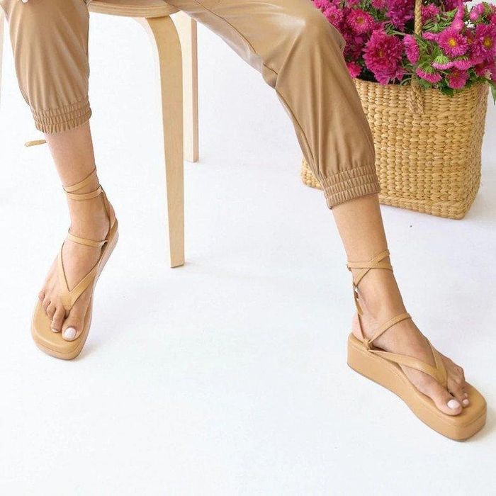 Bên cạnh style đan chéo, hôi sành điệu có thể thắt nơ hay quấn tròn tùy ý để làm điệu cho cổ chân của mình.