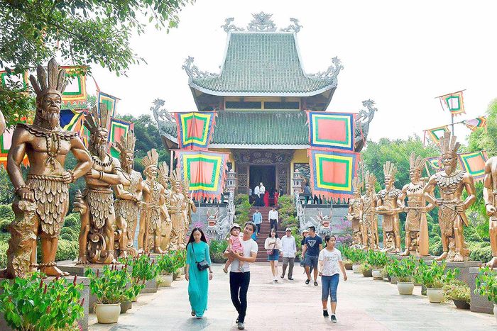 Người dân tham quan Đền thờ Quốc Tổ Hùng Vương tại Công viên Đồng Xanh (TP. Pleiku). Ảnh: Đức Thụy