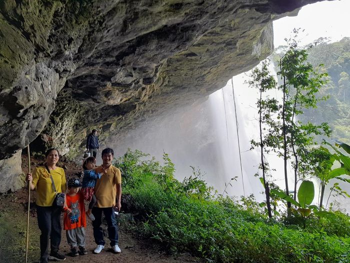 Gia đình anh Thiều Hữu Minh (làng Klah 1, xã Ia Dêr, huyện Ia Grai) khám phá thác 50 trong kỳ nghỉ Giỗ Tổ năm nay. Ảnh: Minh Uyên