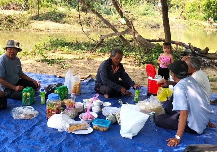 Ông Võ Hoàng (thứ 2 bên trái, thôn Tân Phong, xã Tân An, huyện Đak Pơ) cùng người thân tổ chức vui chơi, nghỉ ngơi nhân ngày nghỉ lễ Giỗ Tổ Hùng Vương tại thác Võ. Ảnh: Ngọc Minh