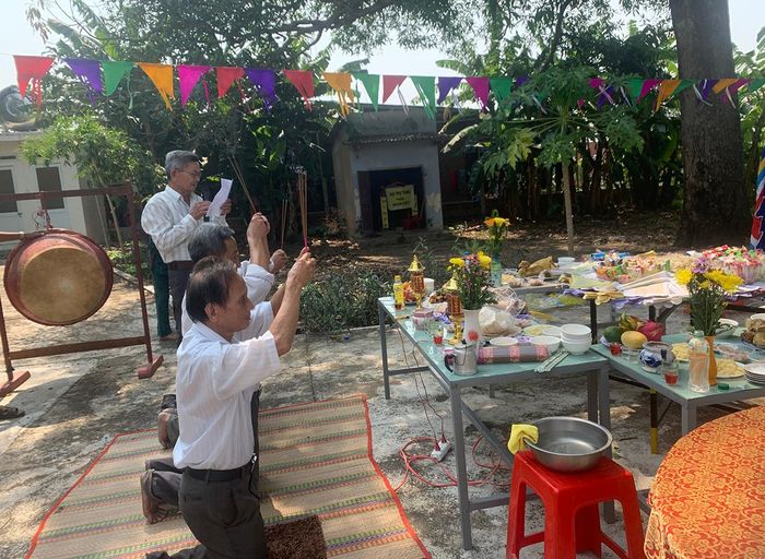 Lễ cúng Thanh minh tại thôn Đoàn Kết (xã Ia Ma Rơn, huyện Ia Pa). Ảnh: Vũ Chi