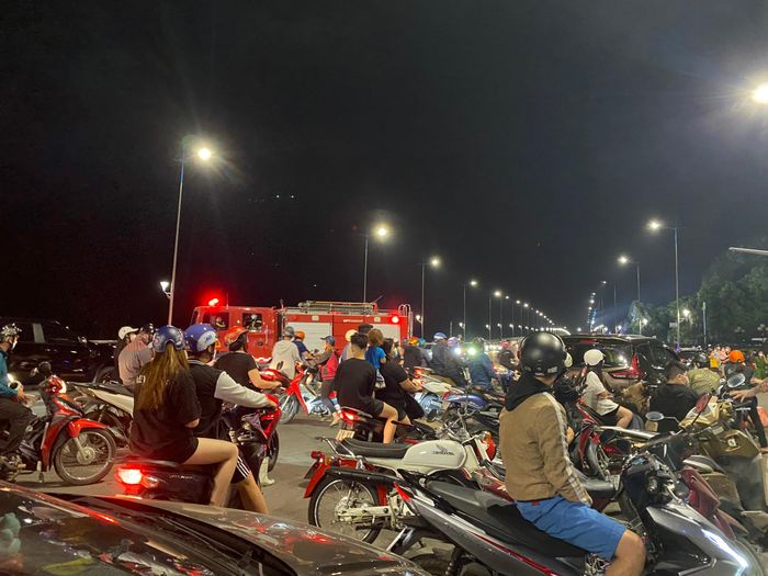Hàng trăm người dân hiếu kì tập trung trước cổng chợ.