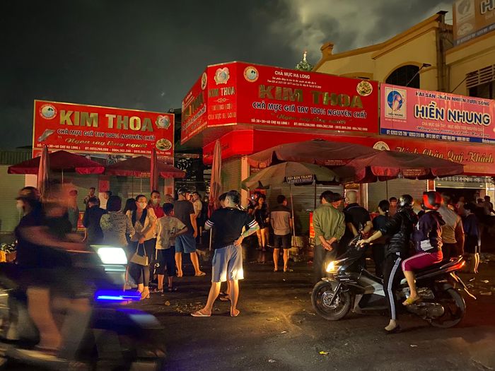 Do có nhiều thúng xốp phía trong nên mùi khét lẹt bốc ra nồng nặc. Rất nhiều tiểu thương đang lo lắng, đứng ngồi không yên...