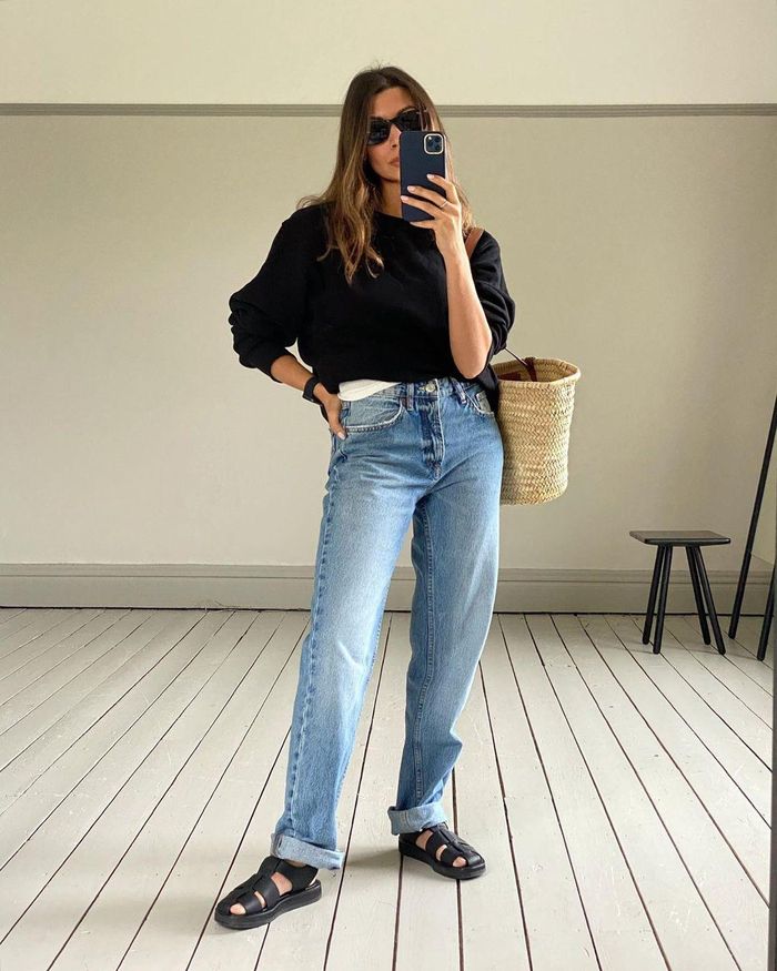  Bên cạnh đó, nhiều fashionista chia sẻ khoảnh khắc phối đồ với đôi dép. Thiết kế có thể kết hợp cùng đa dạng phong cách. Dép fisherman có thiết kế mở, giúp ngăn nước đọng và lưu thông không khí. Điều này khiến mẫu dép trở thành thiết kế không thể thiếu trong mùa hè. Ảnh: smythsisters. 