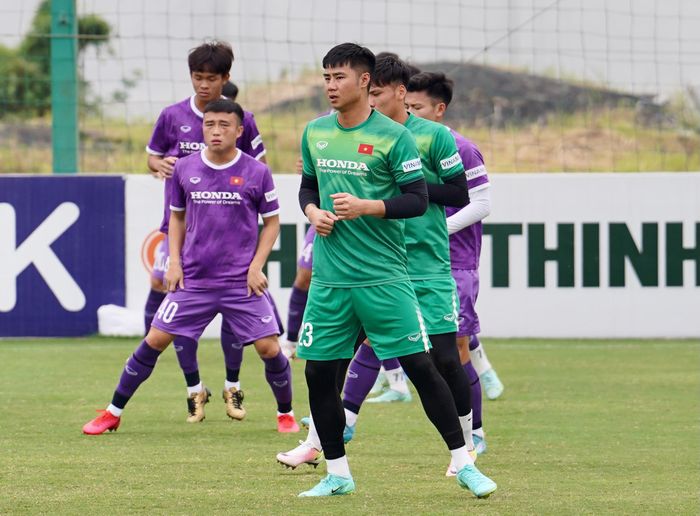  Với cường độ tập 2 buổi/ngày, U23 Việt Nam gần như chỉ tập nhẹ vào các buổi sáng. Thủ thành Nguyễn Văn Toản (số 23) cho biết do chưa đón đủ quân số nên hiện đội chỉ tập nhẹ, chưa đi sâu vào chiến thuật và chưa nghiên cứu các đối thủ cùng bảng ở SEA Games 31. 