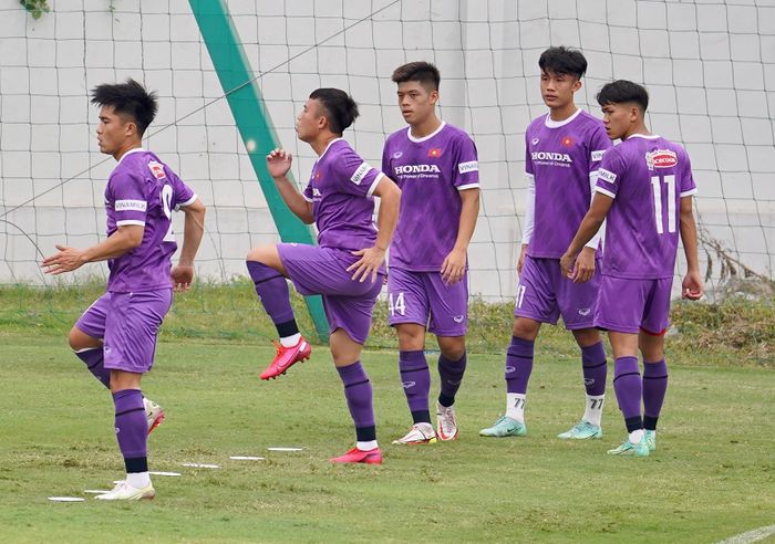  Các cầu thủ được cho thực hiện những động tác rèn sự linh hoạt. Đặng Văn Lắm và Nguyễn Văn Việt (lần lượt từ trái qua) và Trần Bảo Toàn (số 11) là những cầu thủ mới lên tập trung của U23 Việt Nam. 