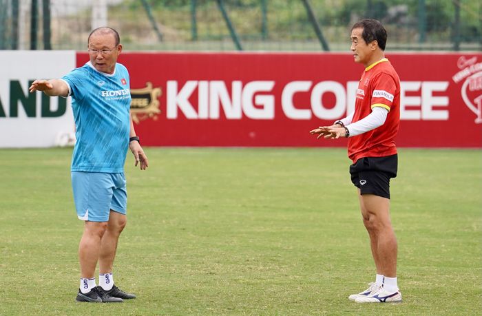  HLV Park muốn giữ sự tập trung cho các học trò, nên yêu cầu họ di chuyển ra vị trí xa các phóng viên. 