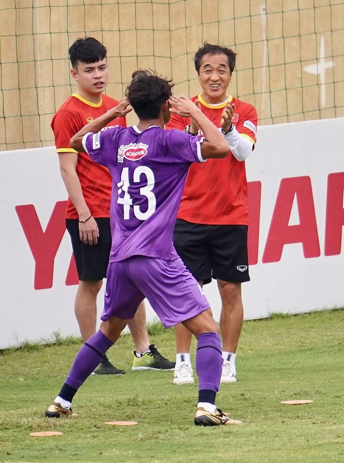  Trong một bài tập, HLV Lee Young-jin (phải) thích thú khi thấy một số học trò tiếp thu nhanh và thực hiện chuẩn động tác. 