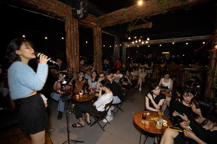  Cũng có view đẹp, không gian rộng rãi, nhưng Lang Thang rooftop (quận Phú Nhuận) lại thu hút khách bởi đêm nhạc Acoustic. Nhiều bạn trẻ biết trước lịch diễn nên cố gắng đến sớm để nghe trọn vẹn mini show của ca sĩ. 