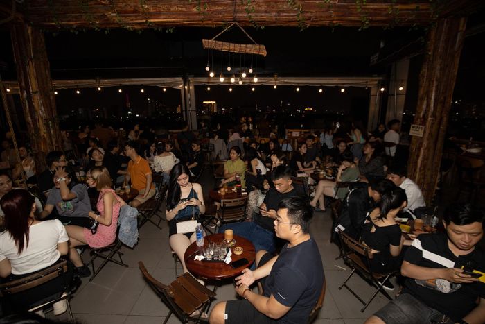  Nhiều vị khách tận dụng ngày còn lại của kỳ nghỉ lễ để chơi muộn, chiêm ngưỡng khung cảnh thành phố lên đèn, những tòa nhà cao tầng rực sáng trong đêm, thưởng thức vài món nước bắt vị trước khi trở lại công việc. 