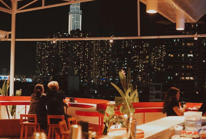 Không khí ấm cúng, thoáng đãng, tách biệt với ồn ào của đường phố khiến các bar rooftop trở thành điểm đến quen thuộc với giới trẻ Sài Gòn vài năm gần đây.