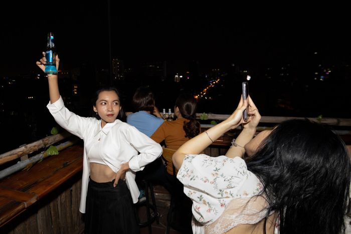  Nhóm bạn của Tú Uyên dành nhiều thời gian chụp hình với view đẹp và background là các tòa nhà nổi tiếng. "Ngại cảnh đông đúc, chen lấn tại các điểm du lịch, đợt lễ này mình chỉ muốn ở nhà, tận hưởng những ngày không cần báo thức, chẳng lo tắc đường", cô nói. 