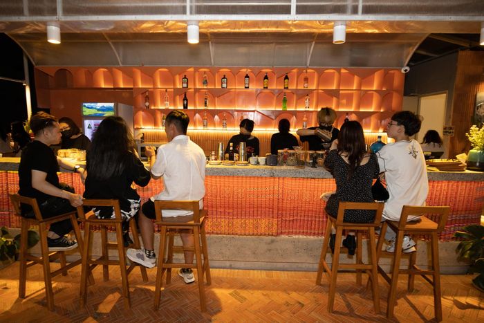  Khoảng 20h, Noong Rooftop (quận Bình Thạnh) đã dần đông khách. Các bạn trẻ thường đi theo nhóm nhỏ, 2-5 người. Nơi này nổi tiếng nhờ các món đồ uống mang hương vị Tây Bắc và view ngắm trọn tòa nhà Landmark 81. 