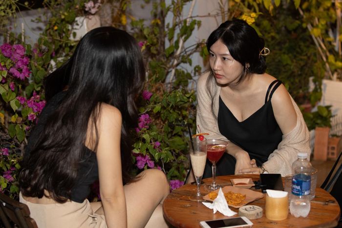  Phương Anh cùng bạn đi mua sắm tại các trung tâm thương mại trước khi ghé quán, gọi một ly rượu để nhâm nhi và tâm sự. "Hơn một năm rồi tôi mới về lại Sài Gòn, cảm giác rất thân thuộc. Vì dịp nghỉ lễ chỉ có 3 ngày nên các bạn sinh viên ở xa như Cà Mau, Bạc Liêu khó về quê. Đó có thể là lí do khiến các quán rooftop khá đông khách", cô bạn tâm sự. 