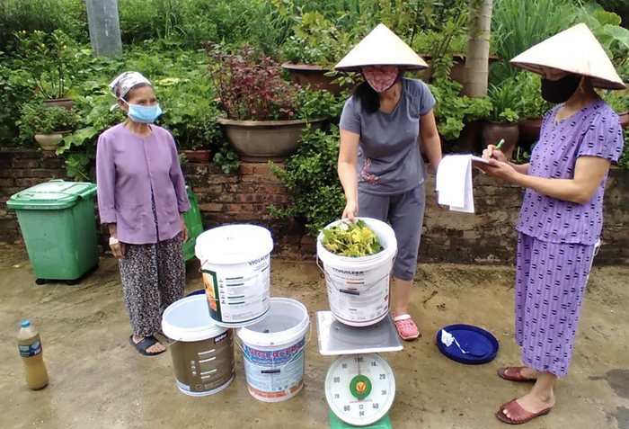 Người dân huyện Đông Anh thực hiện phân loại và kiểm kê rác thải tại nhà. Ảnh: HỒNG HUẾ