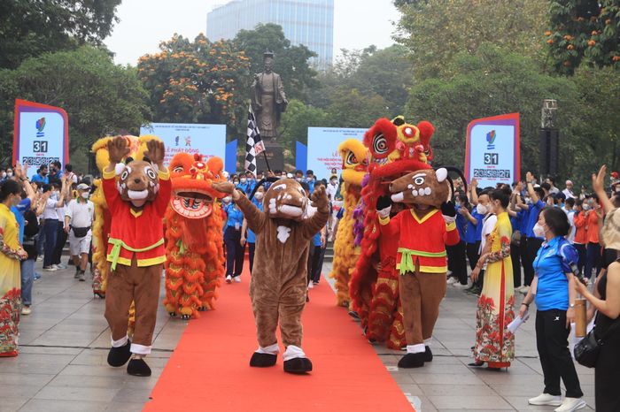 Đồng thời, vận động nhân dân thực hiện nếp sống văn minh, thanh lịch, trật tự, kỷ cương, an toàn, tạo điểm nhấn trong cảnh quan đô thị và thu hút sự quan tâm của người dân đối với SEA Games 31, đặc biệt là quảng bá rộng rãi với bạn bè quốc tế về truyền thống ngàn năm văn hiến, Thủ đô anh hùng, Thành phố vì hòa bình,....