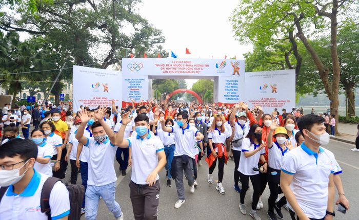 Hơn 3.000 người gồm các đại biểu, cán bộ, nghệ sĩ, diễn viên, vận động viên của Sở Văn hóa và Thể thao Hà Nội, cán bộ và nhân dân quận Hoàn Kiếm tham gia chạy hưởng ứng xung quanh Hồ Hoàn Kiếm.