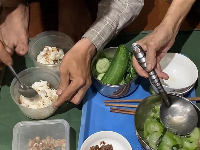 Bữa cơm đơn sơ, ấm cúng của hai mẹ con. Ảnh: H.N