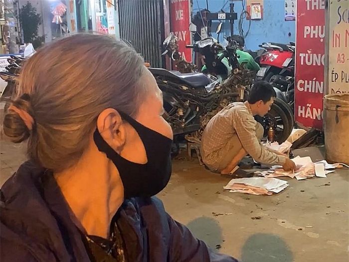Dù ở đâu, làm gì, hai mẹ con cũng có nhau. Ảnh: H.N