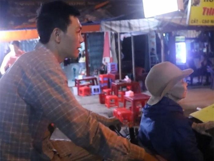 Anh Hưng cùng mẹ rong ruổi khắp mọi nẻo đường TP.HCM. Ảnh: H.N