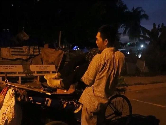 Bế mẹ lên xe để bắt đầu một đêm mưu sinh. Ảnh: H.N