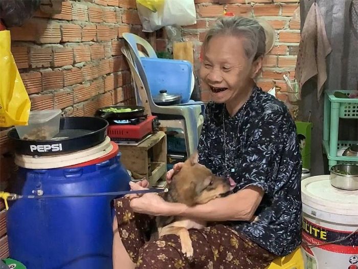 Anh Hưng làm tất cả chỉ để mẹ được sống khỏe, sống vui bên anh. Ảnh: H.N