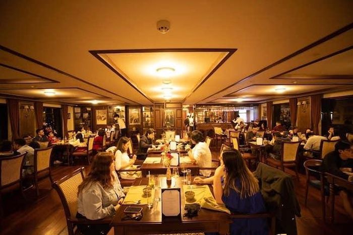 Du khách trải nghiệm trên du thuyền Heritage Bình Chuẩn của Lux Group