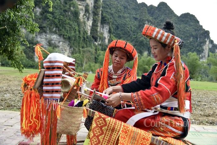 Đa số người biết dệt thổ cẩm đều trên 40 tuổi