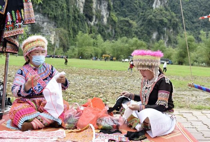 Đồng bào Mông thêu vỏ gối