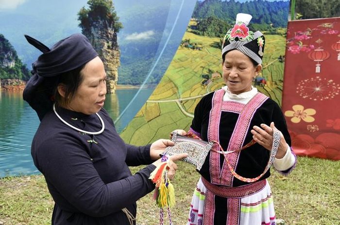 Đồ lưu niệm làm bằng thổ cẩm truyền thống của đồng bào Dao Tiền