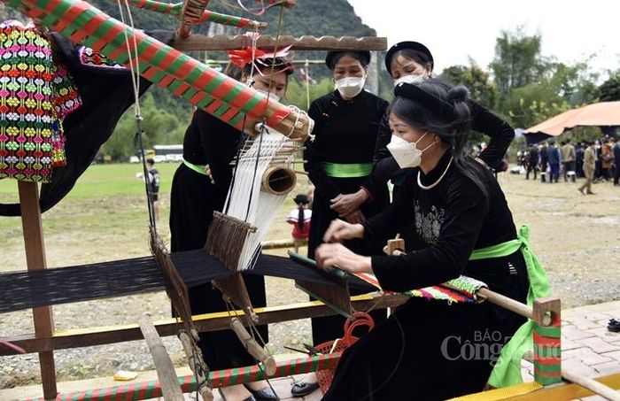 Dệt thổ cẩm hoàn toàn bằng phương pháp thủ công
