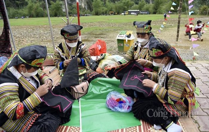 Tranh thủ thời gian nông nhàn, bà con thêu thổ cẩm