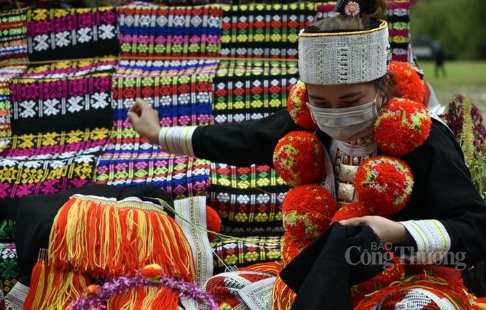 Sản phẩm thêu tay của người Dao Đỏ