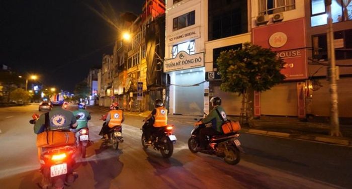  Cứ tối đến các thành viên tỏa ra đường để giúp đỡ người bị nạn 