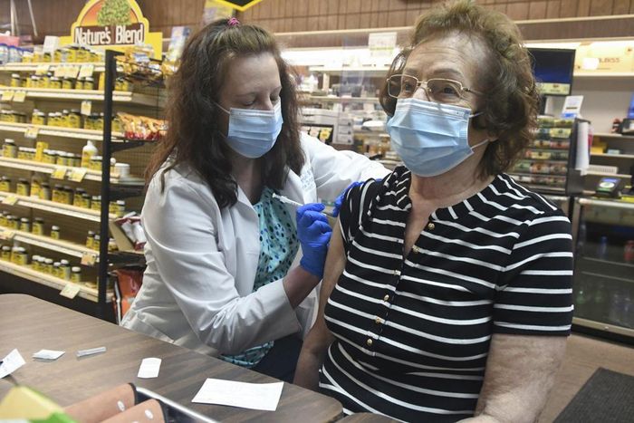  Người dân ở Pennsylvania tiêm mũi vaccine tăng cường. Ảnh: AP. 